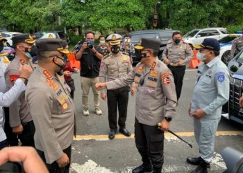 Kakorlantas Polri pantau langsung penyekatan dan beri apresiasi Polda Jatim