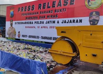 Polda Jatim Musnahkan Barang Bukti Ribuan Miras dan Narkoba