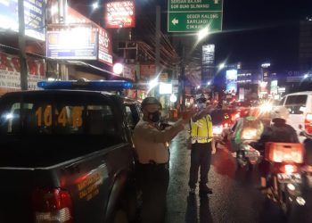 Tekan Angka Kriminalitas, QR Polsek Sukasari Polrestabes Bandung Lakukan Kegiatan Rutin Yanmas Malam Bandung Lautan Biru