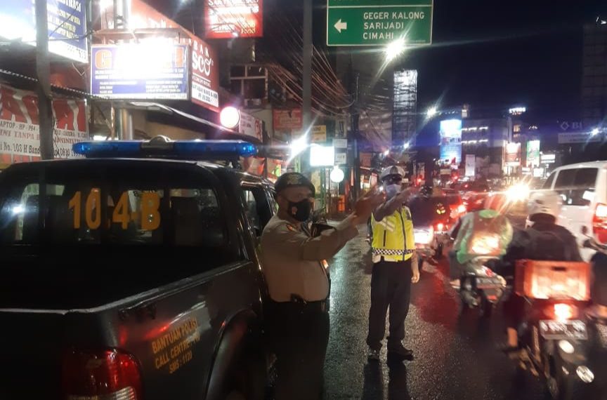 Tekan Angka Kriminalitas, QR Polsek Sukasari Polrestabes Bandung Lakukan Kegiatan Rutin Yanmas Malam Bandung Lautan Biru