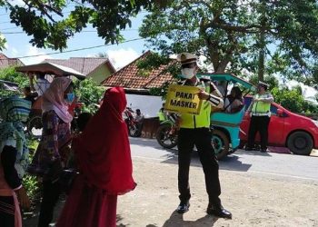 Antisipasi klaster baru, Satlantas Polres Ogan Ilir awasi kerumunan warga ziarah kubur H+1 lebaran