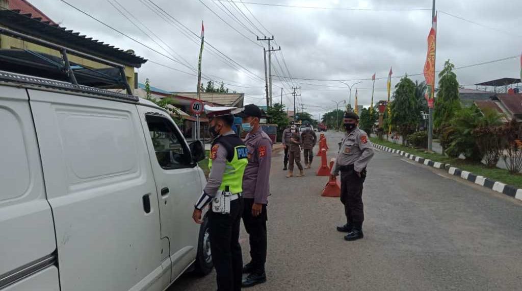 Cegah Penyebaran Covid-19, Personil Polres Kutim Tertibkan Masyarakat Terkait Prokes