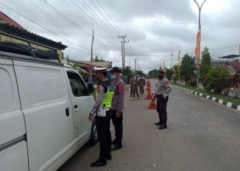 Cegah Penyebaran Covid-19, Personil Polres Kutim Tertibkan Masyarakat Terkait Prokes
