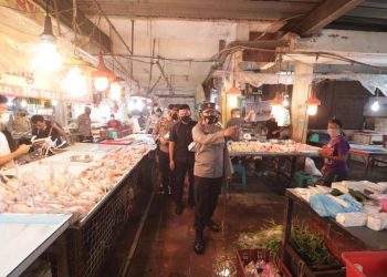 Tekan penyebaran Covid-19, Kapolda Kepri tinjau dan bagikan masker gratis di Pasar Botania I