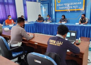 Antisipasi Lonjakan COVID-19, Polisi Lakukan Penyemprotan Disinfektan