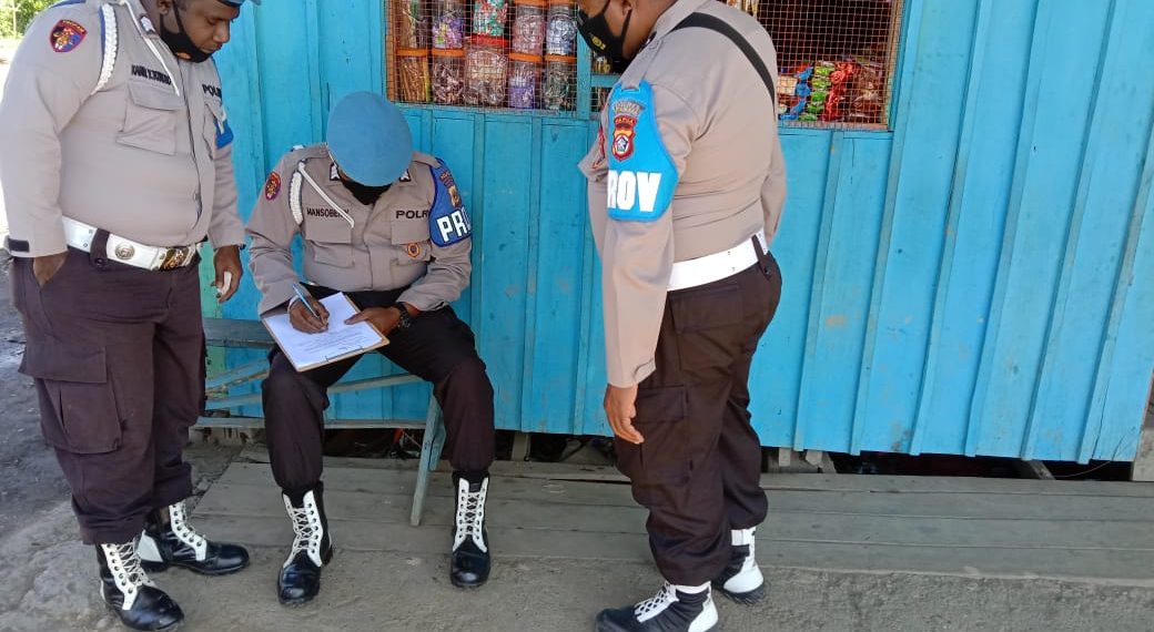 Dukung Program Vaksinasi Covid-19, Sinergitas TNI-POLRI Lakukan Sosialisasi Kepada Masyarakat Di Kabupaten Tolikara