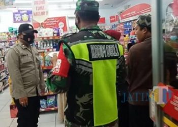 Patroli Malam, Petugas Gabungan TNI-Polri Tuban Temukan Pengunjung Pusat Perbelanjaan Langgar Prokes