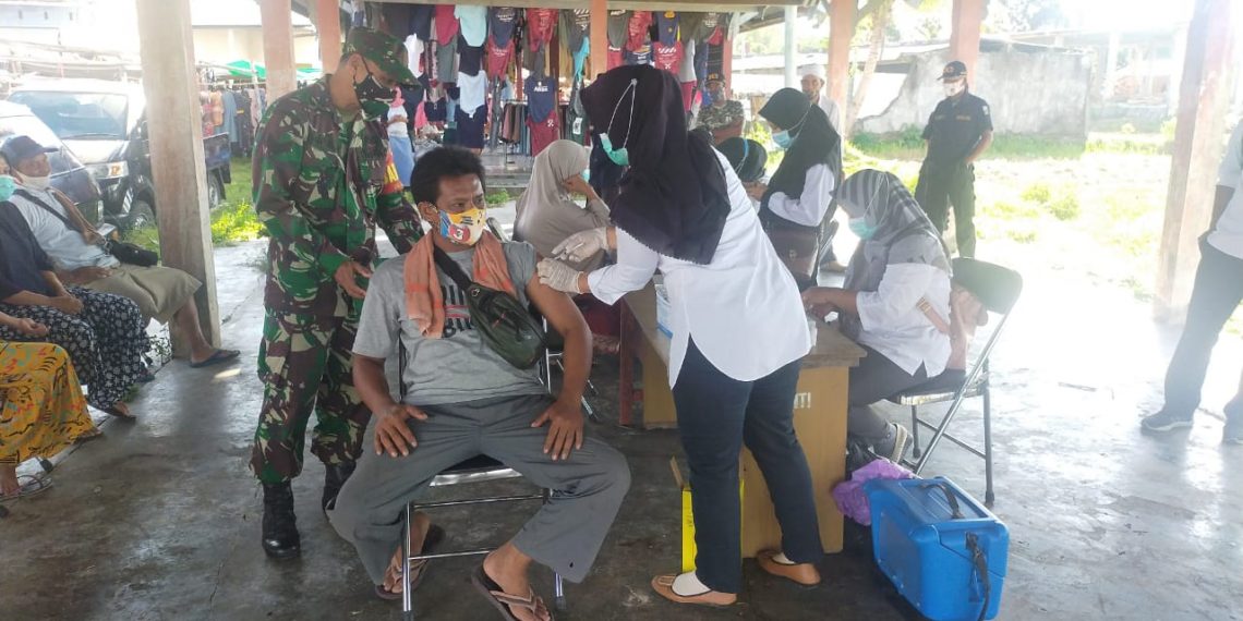 Polsek Pratim Kawal Vaksinasi Covid-19 di Pasar Ganti