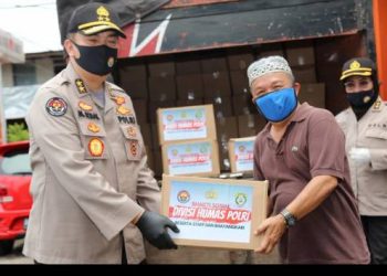 TNI-Polri Salurkan 200 Paket Sembako Kepada Masyarakat Terdampak Pandemi Covid-19