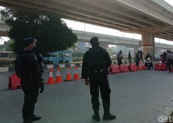 Aparat Bersenjata Jaga Pos Penyekatan PPKM Darurat di Kalimalang