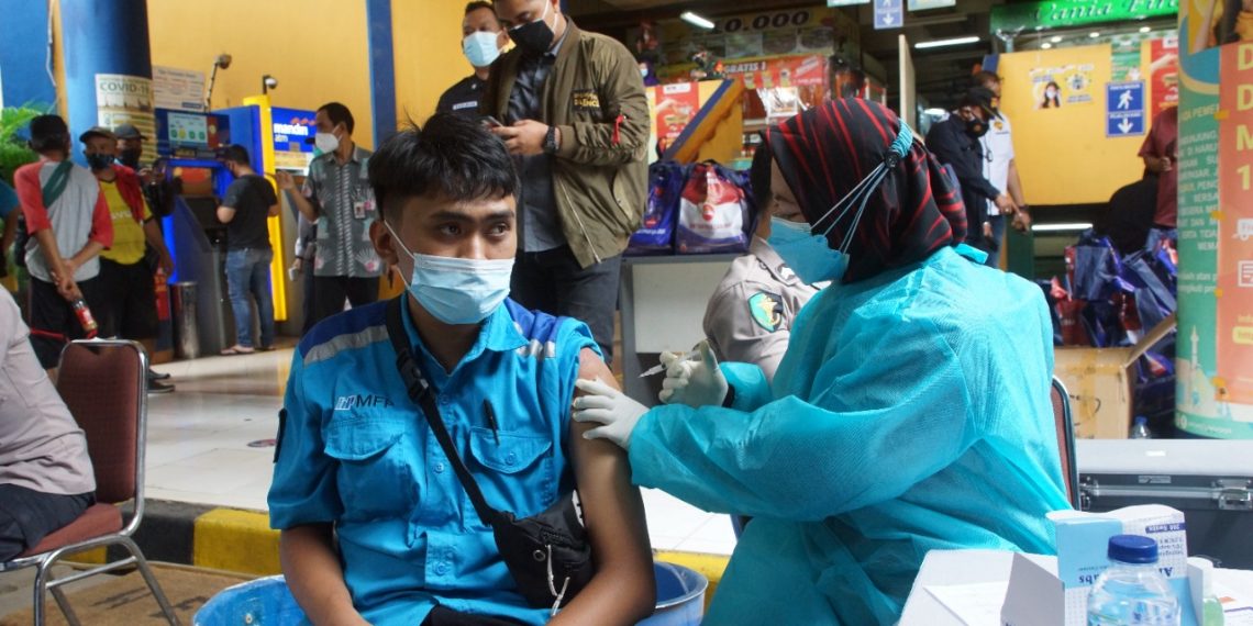 Gerai Vaksin Presisi Keliling Polres Metro Jakarta Timur Di Pasar Induk Kramatjati  Kel. Tengah Kec. Kramatjati Jakarta Timur