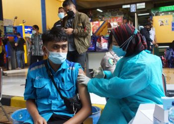Gerai Vaksin Presisi Keliling Polres Metro Jakarta Timur Di Pasar Induk Kramatjati  Kel. Tengah Kec. Kramatjati Jakarta Timur