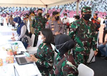 Hari Pertama PPKM Darurat, Kapolri dan Panglima TNI Tinjau Vaksinasi Massal Untuk Usia 12 Tahun di GBK