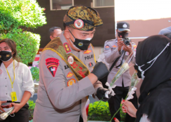 Irjen Iqbal Serahkan Bansos dari Akpol 91 ke Para Nakes, Dokter Lalu Terharu