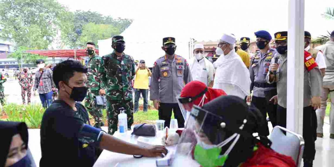 Panglima TNI dan Kapolri Tinjau Lokasi Vaksinasi Massal di Cibis Park