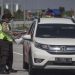 Polisi Pasang Rambu Sebelum Titik Penyekatan PPKM Darurat