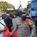 Sambil Razia PPKM, Polresta Malang Kota Sebar Ribuan Paket Bantuan