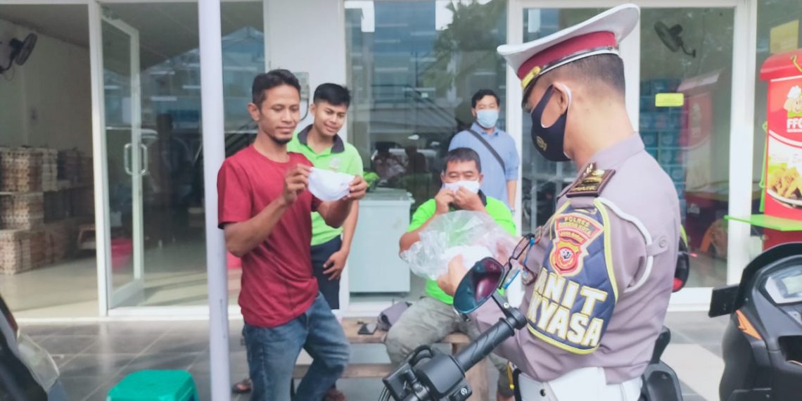Secara Kontinue Dikmas Lantas Himbau Tertib Lalu Lintas, Sosialisasi 3 W dan Bagi Masker Dalam Rangka PPKM Skala Mikro