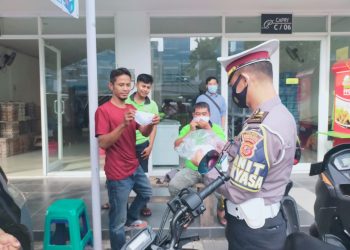 Secara Kontinue Dikmas Lantas Himbau Tertib Lalu Lintas, Sosialisasi 3 W dan Bagi Masker Dalam Rangka PPKM Skala Mikro