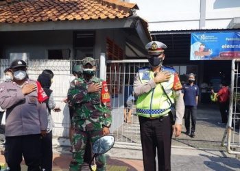 Tinjau Vaksinasi Covid-19, TNI-Polri Turut Distribusikan 30.000 Paket Sembako kepada Masyarakat Solo