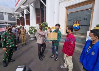Kapolrestabes Surabaya Bagikan 100 Paket Sembako kepada Mahasiswa