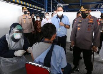 Kapolri Bersama Presiden FSPMI Tinjau Langsung Pelaksanaan Vaksinasi di PT Epson Bekasi