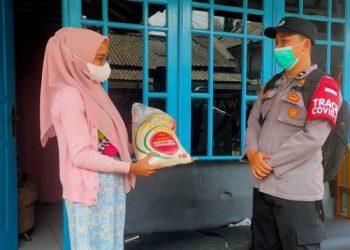 Bantu Warga Terdampak Pandemi, Polisi Konsisten Salurkan Bansos Dimasa PPKM Darurat Level 4
