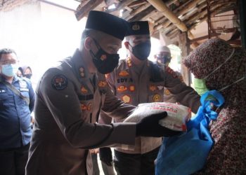 Polri Gandeng BEM Jakarta Salurkan 1.000 Paket Sembako ke Mahasiswa Perantauan di Kwitang