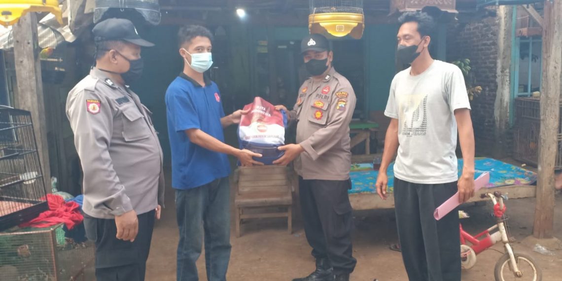 Polsek Gringsing Bersama Pemdes Kutosari Salurkan Bansos Pemerintah