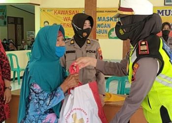Di Balai Desa Ngraji, Satlantas Polres Grobogan Salurkan Bansos Dari Presiden