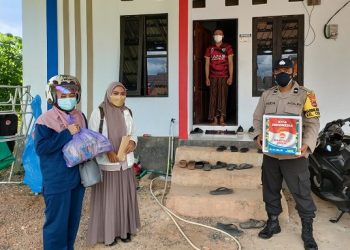 Bhabinkamtibmas Lakukan Tracing, dan Bagikan Sembako Kepada Warga Isoman