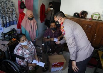 Bagikan Bansos, Kapolresta Malang Kota Keliling ke Korban Laka Lantas dan Difabel
