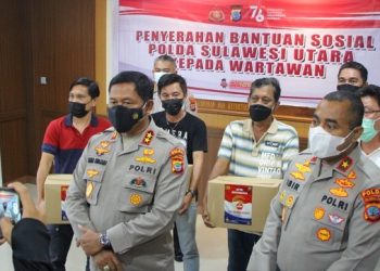Kapolda Sulut Bagikan Bansos Kepada Wartawan yang Terdampak Pandemi Covid-19