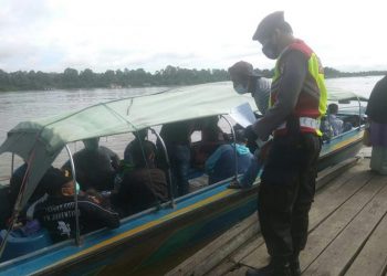 Cegah Penyebaran Covid-19, Personel Pospol Air Satsamapta Polres Barsel Gencar Beri Imbauan