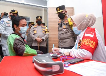 Kakorlantas Cek Vaksinasi dan Bakti Sosial Untuk Pengemudi Industri-Ojol