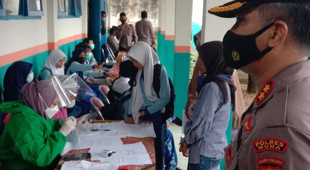 Kapolres Muna, Memantau Langsung Giat Vaksinasi Pelajar SMP di Raha.