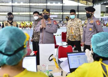 Kapolri Tinjau Sentra Vaksinasi di UI: Bersatu Lawan COVID