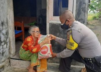 Polri Bagikan Bansos 200 Paket Sembako Kepada Warga Slum Area Desa Bojong Gebang dan Desa Tawangsari Dimasa PPKM                                                    Oleh Admin Pasartani –                      30 Agustus 2021