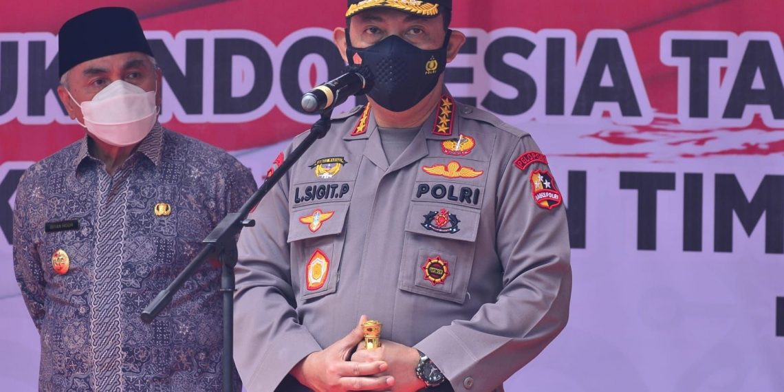 Tinjau Vaksinasi di Kaltim, Kapolri Minta Warga Mau Dirawat di Tempat Isolasi Terpusat