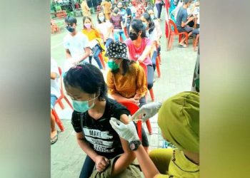 TNI-Polri Bersama Yayasan Marianna Lakukan Vaksinasi Dosis Kedua di Samosir