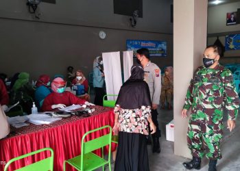 TNI- Polri Kawal Vaksinasi Merdeka di Dua Tempat Kecamatan Ngantru Tulungagung