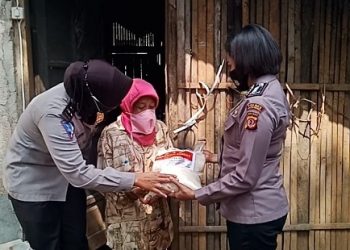 Sambut HUT ke-73, Polwan Bagikan Bansos kepada warga kurang mampu Dimasa PPKM