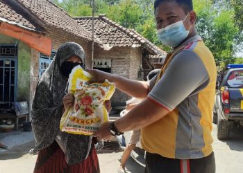 Jumat Berkah, Polsek Ketanggungan Berbagi Sembako Dengan Sesama