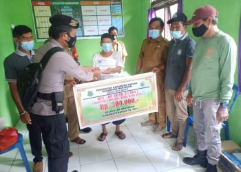 Aipda Sidik.R Laksanakan Pengawasan Dan Pengamanan BLT DD Di Balai Desa Sei Ahas