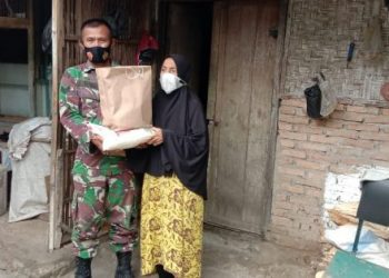 Babinsa Kodim Lamtim Distribusi Bansos