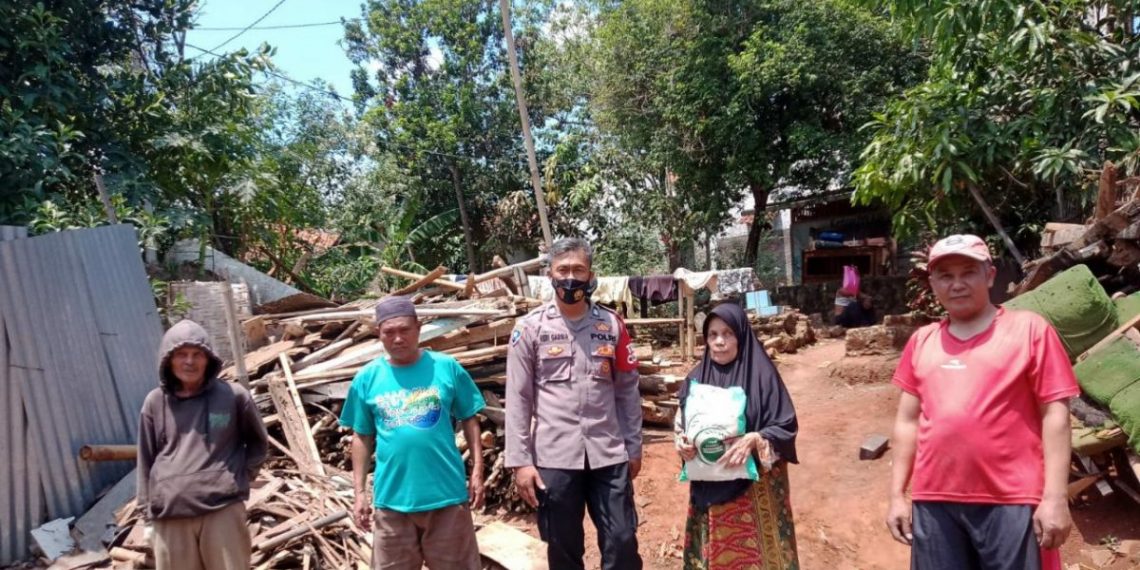 Kombes Pol Erdi A Chaniago : Polri Terus Bagikan Sembako Pada Warga Terdampak PPKM Level 3.