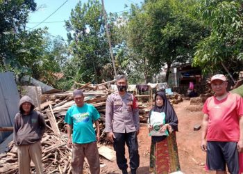 Kombes Pol Erdi A Chaniago : Polri Terus Bagikan Sembako Pada Warga Terdampak PPKM Level 3.