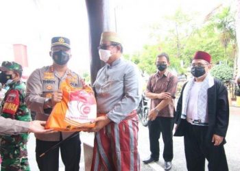Jajaran Polda Kaltim Serahkan Bansos Serentak, Polresta Balikpapan Salurkan 10 Ton Beras