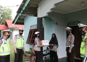 Jelang HUT Lalu Lintas, Polres Lingga Bagi Sembako ke Warga Kurang Mampu