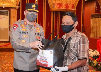 Kapolda Sumbar Bagikan 500 Paket Sembako di Padang